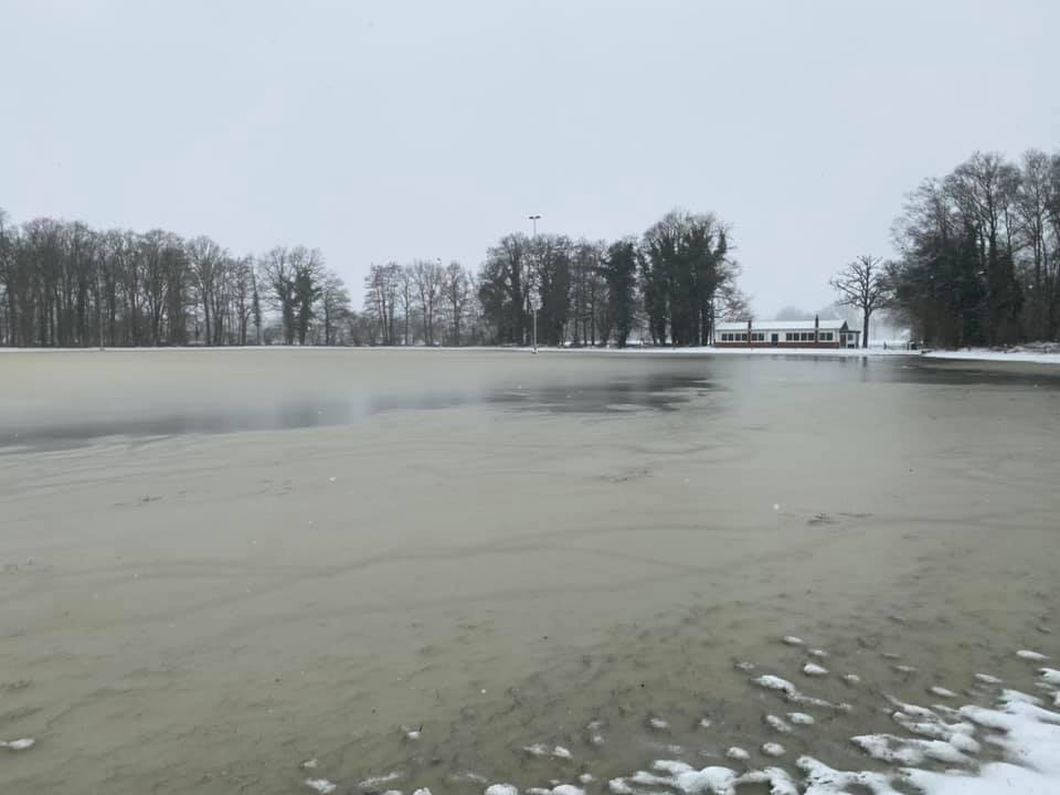 De ijsbaan staat onder water