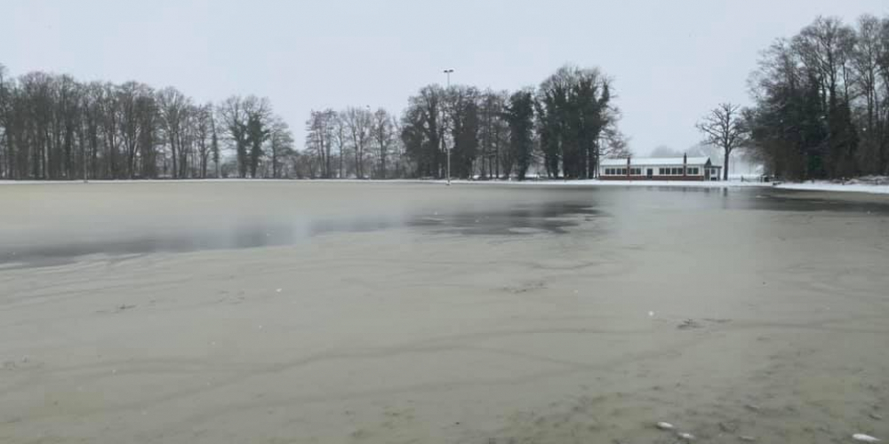 De ijsbaan staat onder water